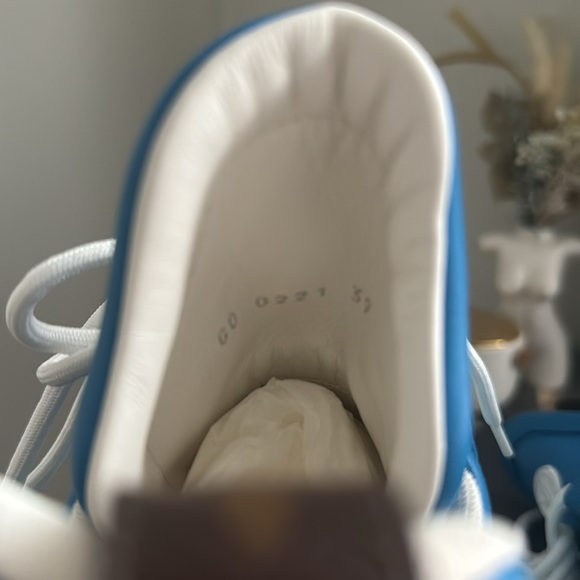 Authentic Louis Vuitton Calfskin LV Archlight Sneakers 39 - Picture 7 of 10